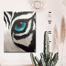 Laden Sie das Bild in den Galerie-Viewer, Malen nach Zahlen Weißer Tiger mit blauem Auge